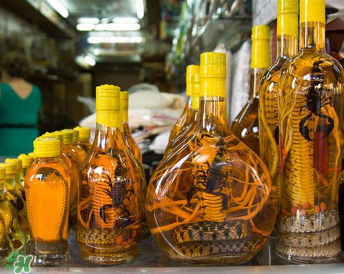 毒蛇泡在酒里為什么不死？毒蛇泡酒不死是什么原因？