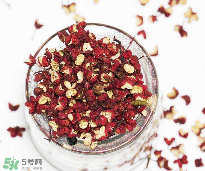 花椒泡腳能治白發(fā)嗎？花椒泡腳白發(fā)能轉(zhuǎn)黑嗎？