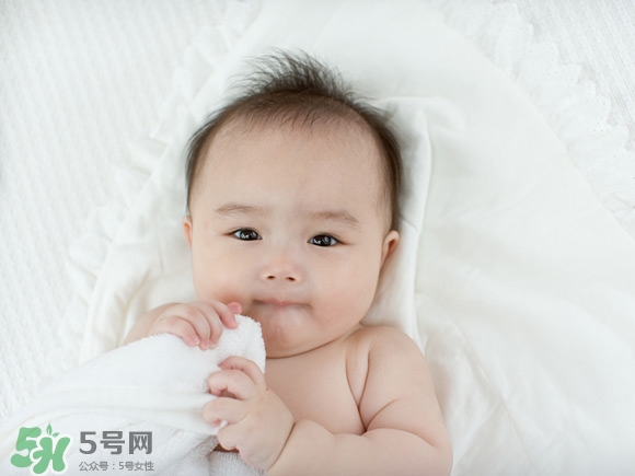 嬰兒幾個月可以做寶寶椅？嬰兒安全椅安裝方法