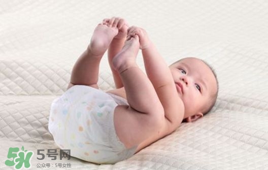 新生兒一天用多少尿不濕？新生兒尿不濕買多大的？
