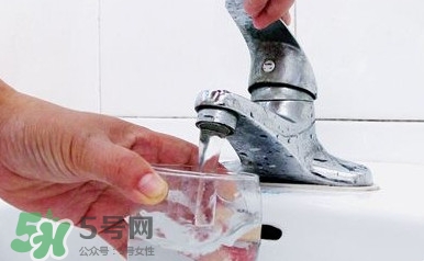 自來水為什么不能直接喝？自來水洗過的水果為什么可以吃？