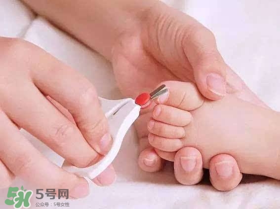 未滿月的寶寶可以剪指甲嗎？寶寶多久剪一次指甲？