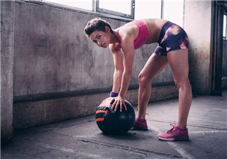 藥球深蹲怎么做？藥球深蹲訓練方法