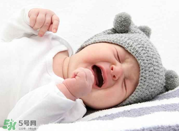寶寶晚上哭鬧是怎么回事？寶寶晚上哭鬧不睡覺怎么辦？