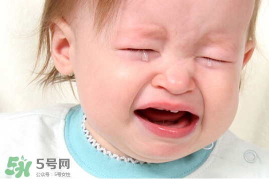 寶寶晚上哭鬧是怎么回事？寶寶晚上哭鬧不睡覺怎么辦？