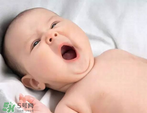 寶寶晚上哭鬧是怎么回事？寶寶晚上哭鬧不睡覺怎么辦？