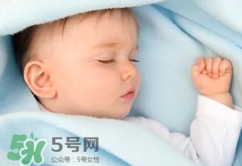 寶寶睡覺出汗多是什么原因？寶寶睡覺的常見誤區(qū)