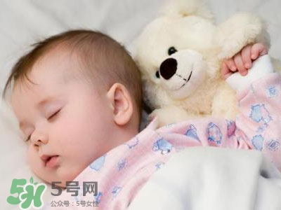 寶寶睡覺出汗多還要蓋被嗎？寶寶睡覺出汗多怎么辦？
