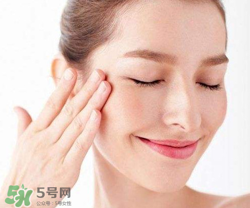 光擦保濕型化妝水就能有效保濕?怎樣正確的使用化妝水？