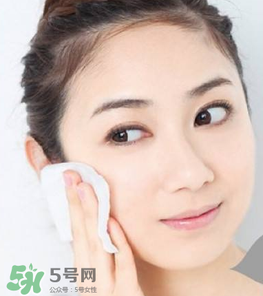 光擦保濕型化妝水就能有效保濕?怎樣正確的使用化妝水？