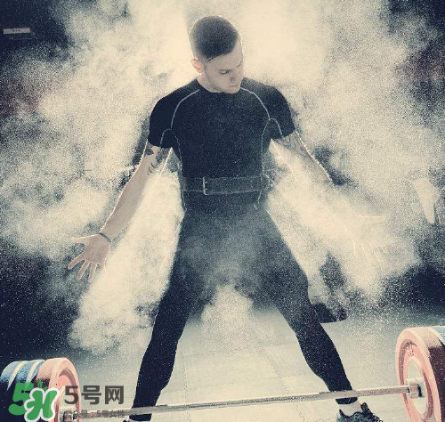 硬拉能練腹肌嗎？硬拉可以練腹肌嗎？