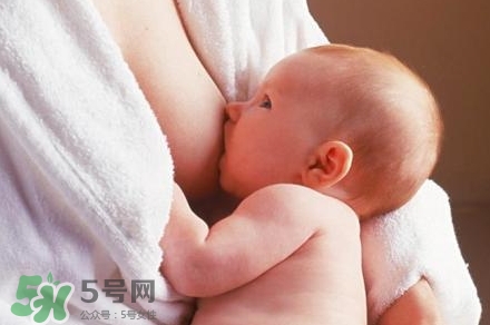 母乳喂養(yǎng)的寶寶大便怎樣正常？母乳喂養(yǎng)的寶寶需要補(bǔ)鈣嗎？