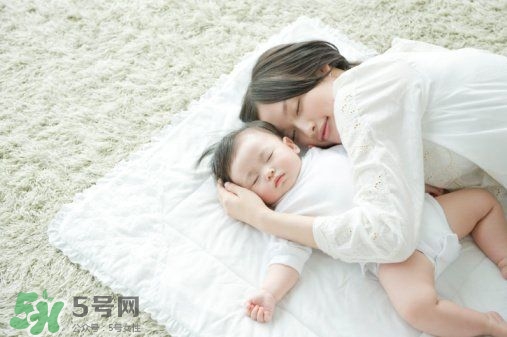 寶寶晚上哭鬧是怎么回事？寶寶晚上哭鬧不睡覺怎么辦？