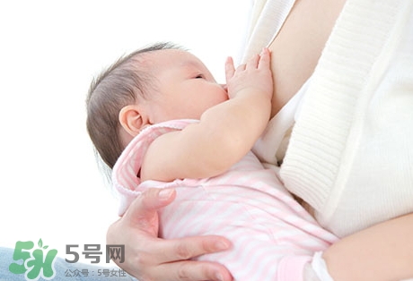 母乳喂養(yǎng)的寶寶需要喂水嗎？母乳喂養(yǎng)的重要性