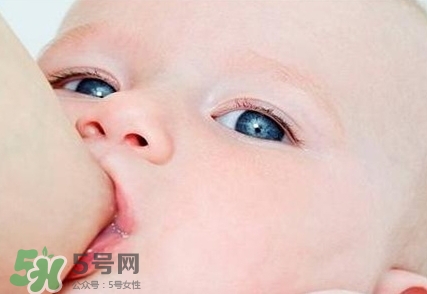 母乳喂養(yǎng)的寶寶大便怎樣正常？母乳喂養(yǎng)的寶寶需要補(bǔ)鈣嗎？
