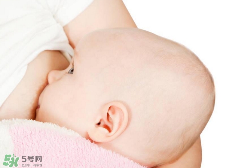 母乳喂養(yǎng)的寶寶大便怎樣正常？母乳喂養(yǎng)的寶寶需要補(bǔ)鈣嗎？