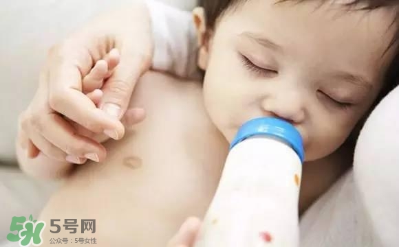 寶寶睡覺吃奶好嗎？寶寶睡覺吃奶怎么辦？