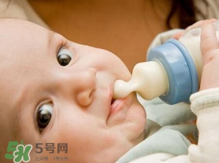 寶寶睡覺吃奶好嗎？寶寶睡覺吃奶怎么辦？