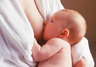 母乳喂養(yǎng)的寶寶大便怎樣正常？母乳喂養(yǎng)的寶寶需要補(bǔ)鈣嗎？