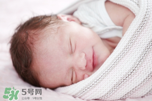 寶寶睡覺頭出汗是熱嗎？寶寶睡覺頭出汗是怎么回事？