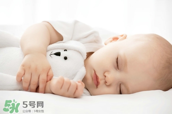 寶寶睡覺突然大哭是什么原因？寶寶睡覺突然哭醒怎么辦？