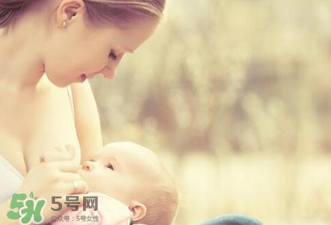 母乳喂養(yǎng)的寶寶大便怎樣正常？母乳喂養(yǎng)的寶寶需要補(bǔ)鈣嗎？