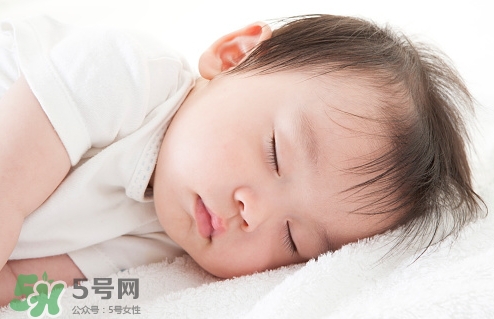 母乳喂養(yǎng)的寶寶需要喂水嗎？母乳喂養(yǎng)的重要性