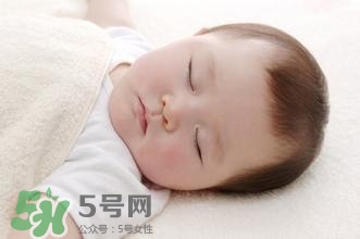 寶寶睡覺出汗多還要蓋被嗎？寶寶睡覺出汗多怎么辦？