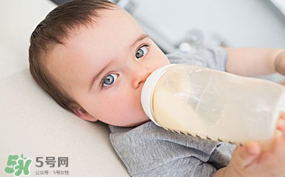 寶寶睡覺吃奶好嗎？寶寶睡覺吃奶怎么辦？
