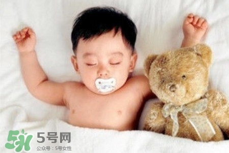 寶寶睡覺出汗多還要蓋被嗎？寶寶睡覺出汗多怎么辦？
