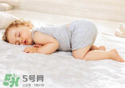 剛出生的寶寶需要枕頭嗎？新生兒需要枕頭定型嗎？