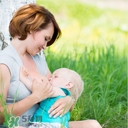 母乳喂養(yǎng)胸部會(huì)變形嗎？如何避免產(chǎn)后乳房變形？