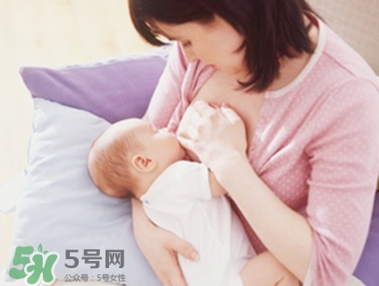 母乳喂養(yǎng)的寶寶大便怎樣正常？母乳喂養(yǎng)的寶寶需要補(bǔ)鈣嗎？