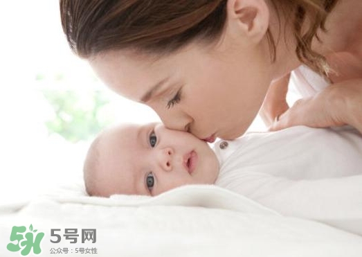 新生兒獨自睡覺好嗎？新生兒要跟父母睡嗎？