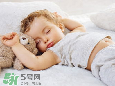 寶寶睡覺出汗多是什么原因？寶寶睡覺的常見誤區(qū)
