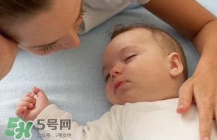 寶寶睡覺搖頭怎么回事？寶寶睡覺搖頭是缺鈣嗎？