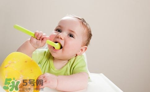 寶寶發(fā)燒出汗可以蓋被子嗎？寶寶發(fā)燒出汗了會(huì)退燒嗎？