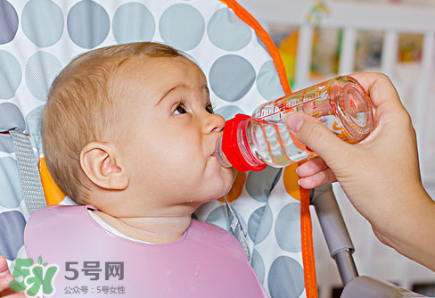 寶寶能喝礦泉水嗎？礦泉水寶寶適合寶寶喝嗎？