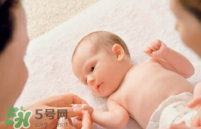 新生兒要多抱抱嗎？新生兒應(yīng)該是多抱還是多躺？