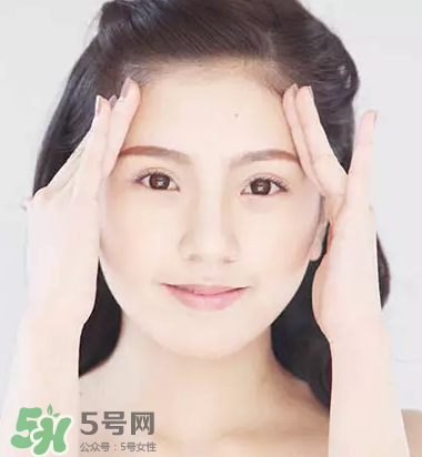 抬頭紋太重怎么辦？撫平抬頭紋只需這幾招