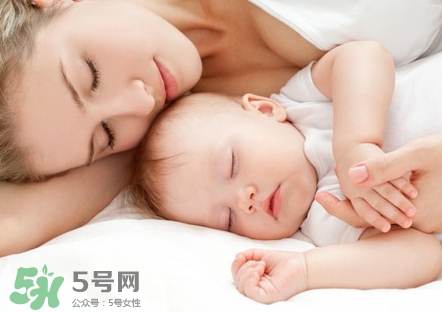 新生兒怎么睡覺姿勢正確？新生兒怎么睡頭型好看？