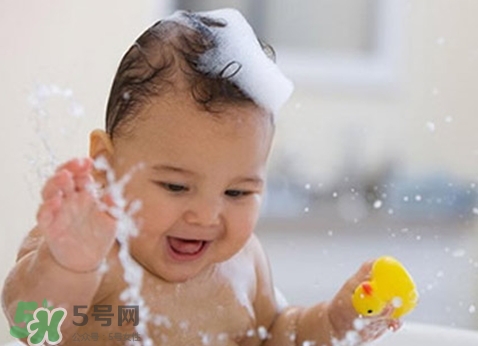 新生兒痤瘡多久會好？新生兒痤瘡能用百多邦嗎？