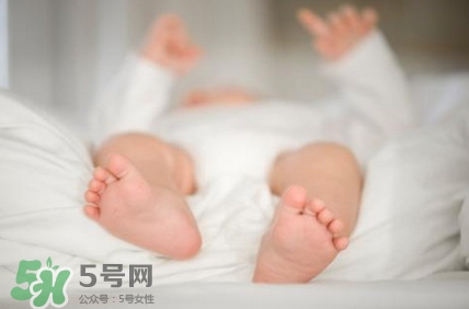 寶寶發(fā)燒睡著了要叫醒吃藥嗎？9個(gè)處理寶寶發(fā)燒的辦法