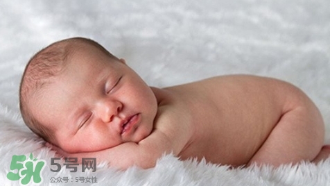 新生兒怎么睡覺姿勢正確？新生兒怎么睡頭型好看？