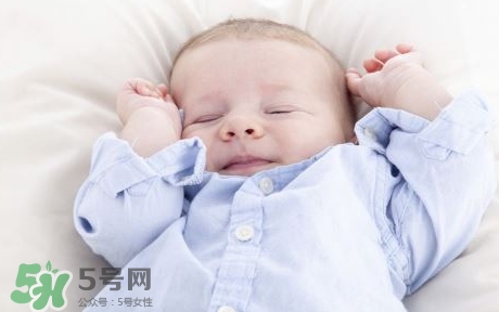 寶寶睡覺為什么會笑？寶寶睡覺笑出聲是做夢了嗎？