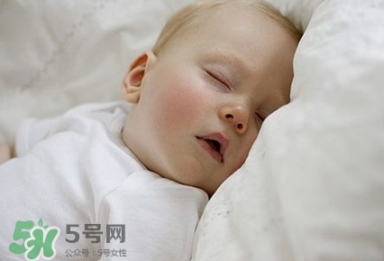 寶寶發(fā)燒睡著了要叫醒吃藥嗎？9個(gè)處理寶寶發(fā)燒的辦法