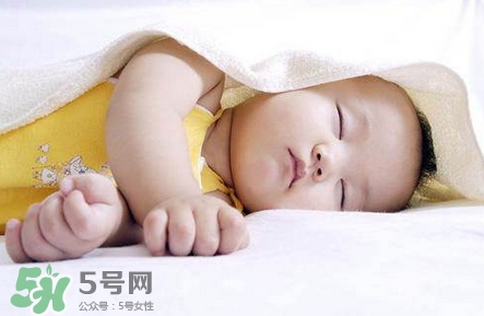 寶寶發(fā)燒睡著了要叫醒吃藥嗎？9個(gè)處理寶寶發(fā)燒的辦法