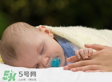 新生兒怎么睡覺姿勢正確？新生兒怎么睡頭型好看？