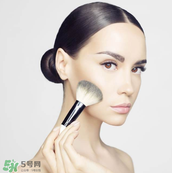 涂了防曬再上散粉會搓泥嗎？防曬噴霧和散粉的先后順序 