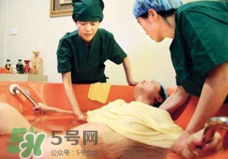 水中分娩時(shí)難產(chǎn)怎么辦？水中分娩和無(wú)痛分娩哪個(gè)好？